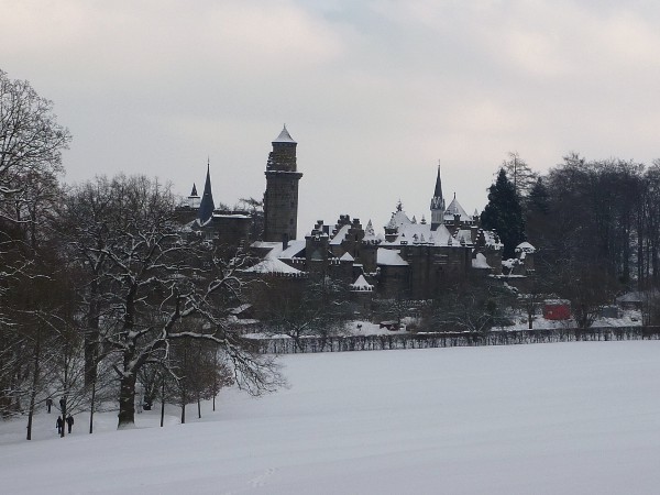 Blick auf die Kasseler Löwenburg im Schnee
